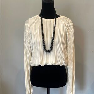 Elegant Cream Pleated Women's Top like new pullover